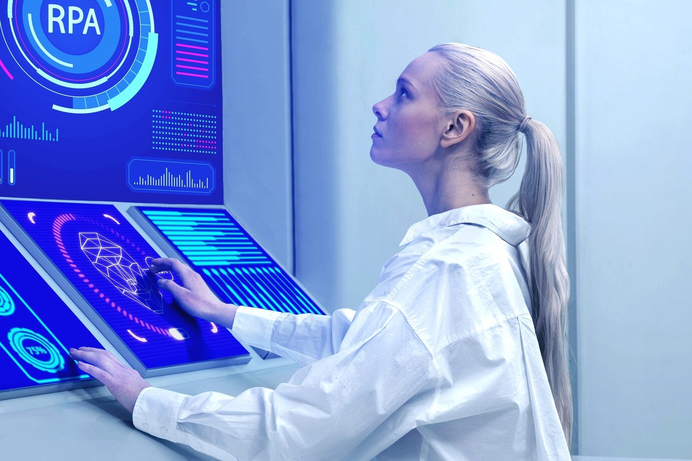 medium-shot-woman-with-computer